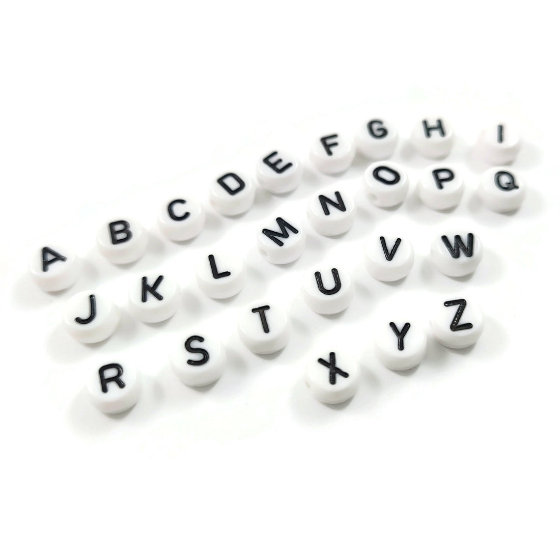 Perles blanches avec lettres noires