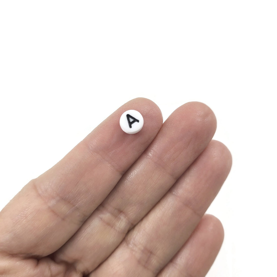 Perles blanches avec lettres noires