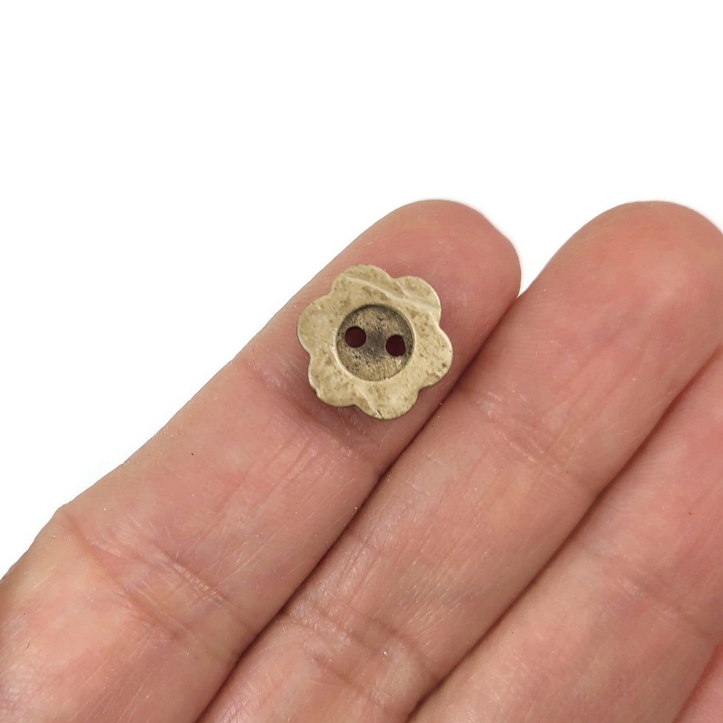 6 Flower shape coconut buttons 13mm