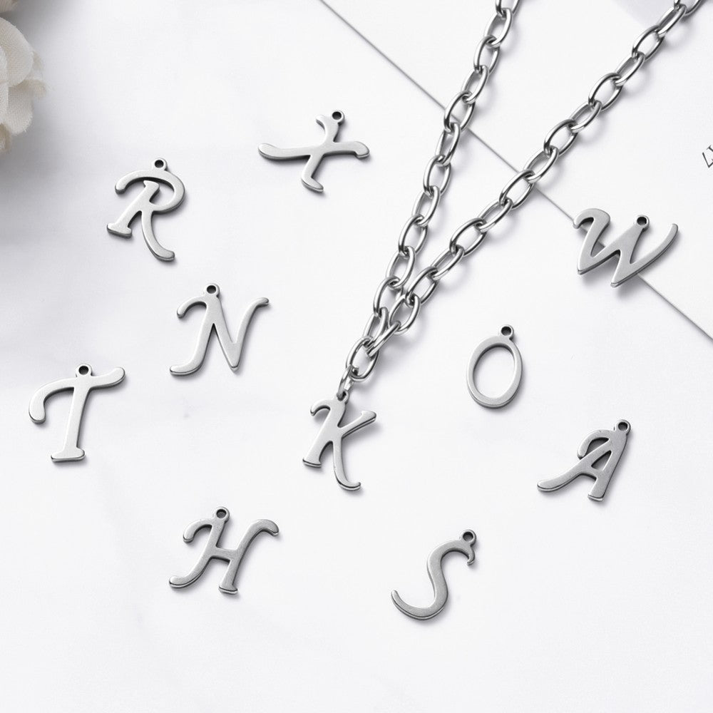 Breloque initiale cursive en acier inoxydable
