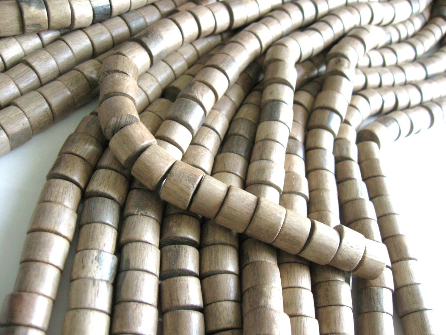 10 perles de bois taupes en rondelle de 10x15mm