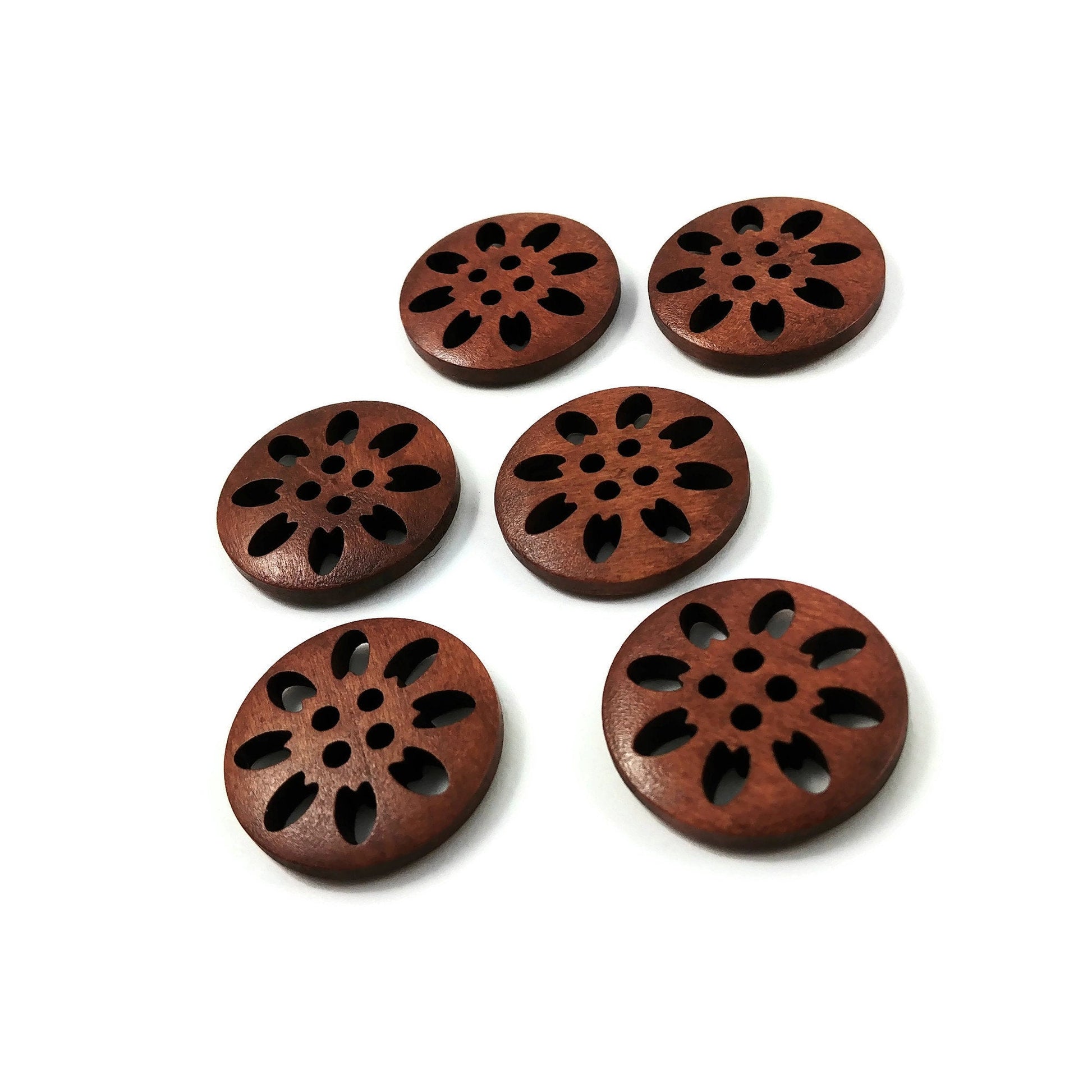 6 boutons de bois fleur dentelle 25mm
