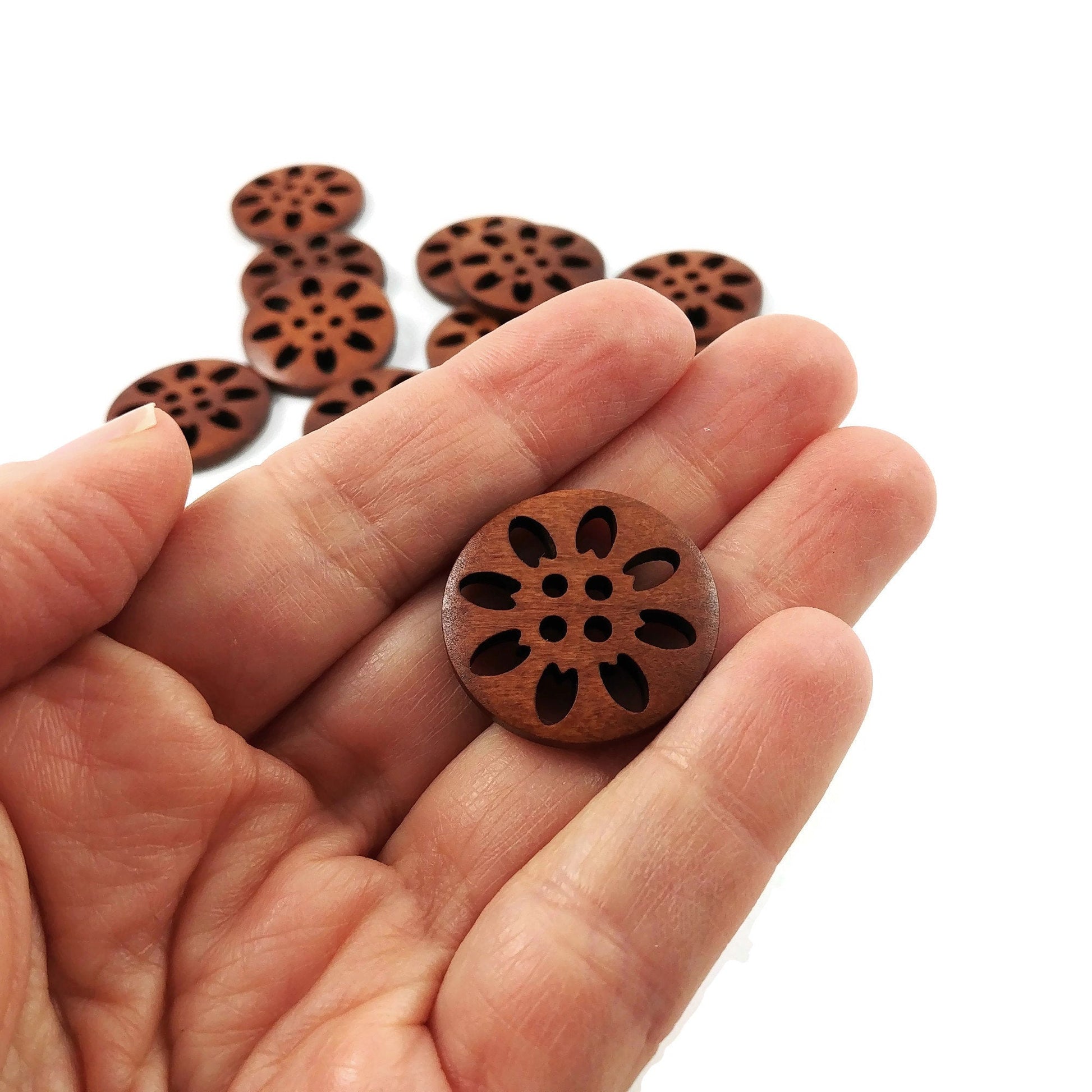 6 boutons de bois fleur dentelle 25mm