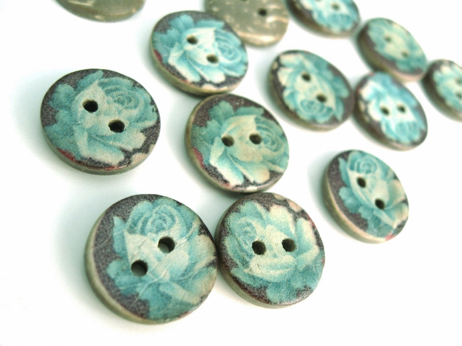 6 Coconut Shell Buttons 15mm - Blue Rose Pattern